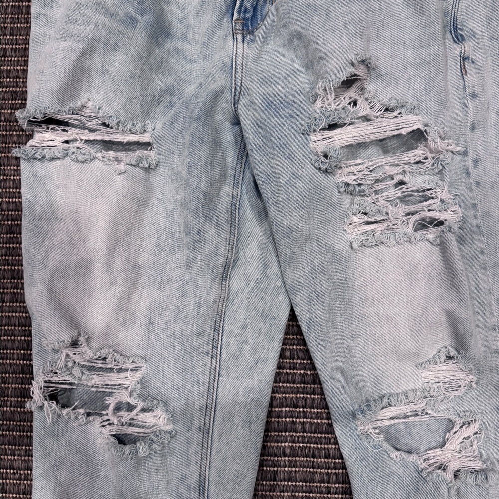 American Eagle Outfitters Light Wash Distressed Mom Jeans - Picture 2 of 5